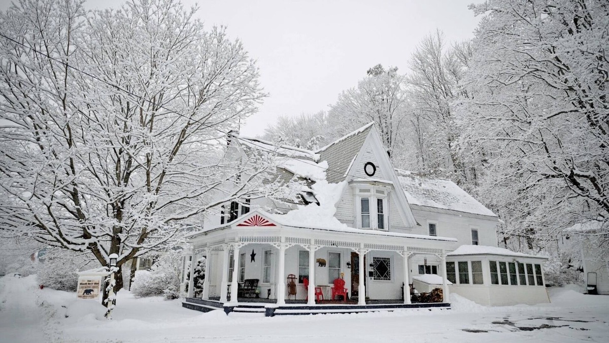 Proctorsville House | Hot Tub - 7 bedrooms - 5 minutes from Okemo Ski - enchanting 200 year old VT inn