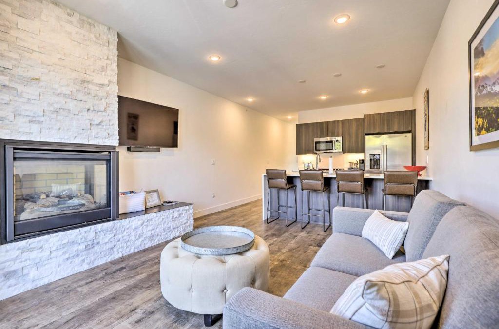 Willow Grove Apartment | Hot Tub and Balcony Riverfront Silverthorne Condo!