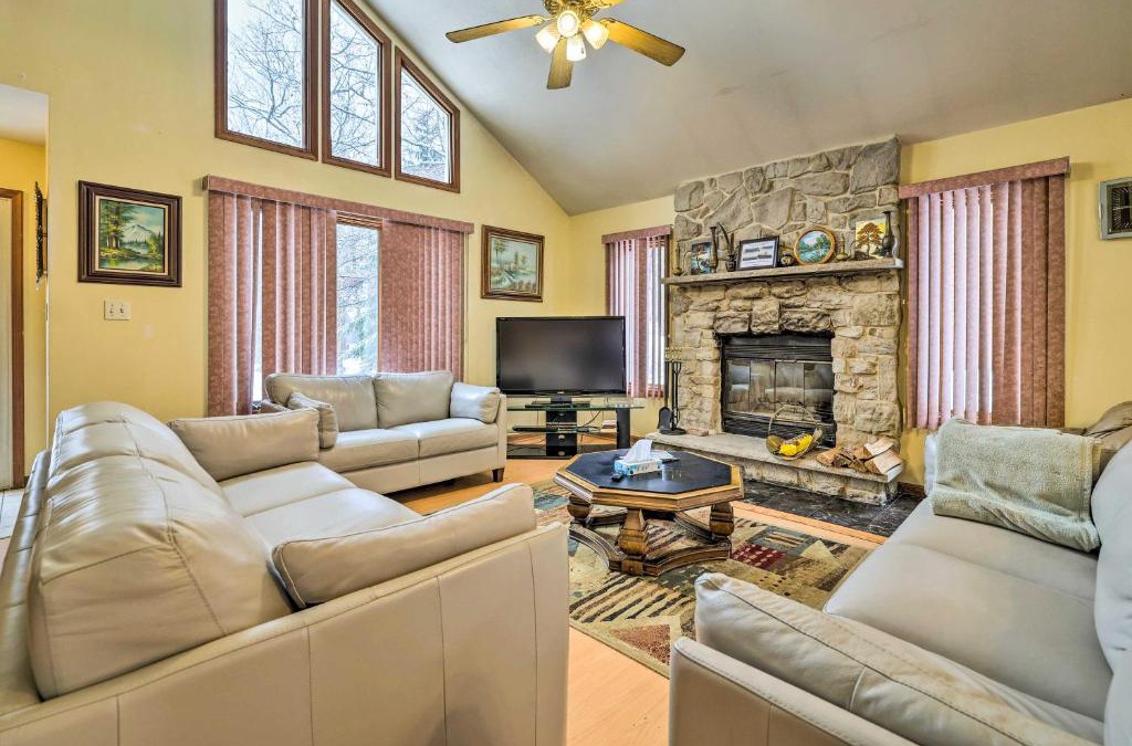Pocono Mountain Lake House | Hot Tub and Deck Pet-Friendly Poconos Getaway!