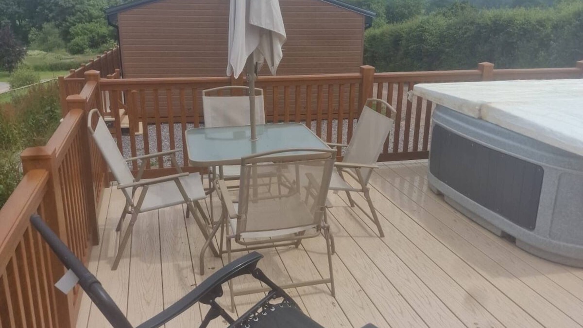 Westcott Cabin | Hot Tub and Fishing Country Lodge at Upton Lakes and Lodges