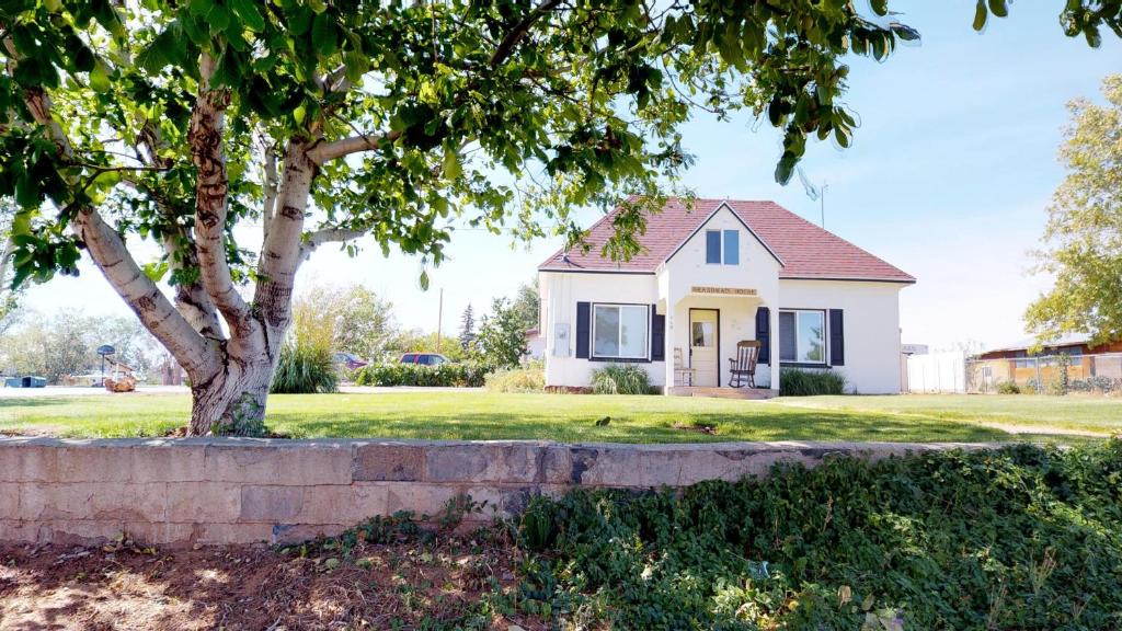 Blanding House | Hot Tub and Grandma's Cottage, Charming and Nostalgic