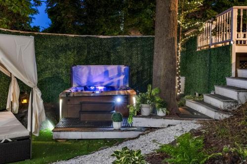 Meredith House | Hot Tub and Walk to Lakeside Dining Meredith Home!