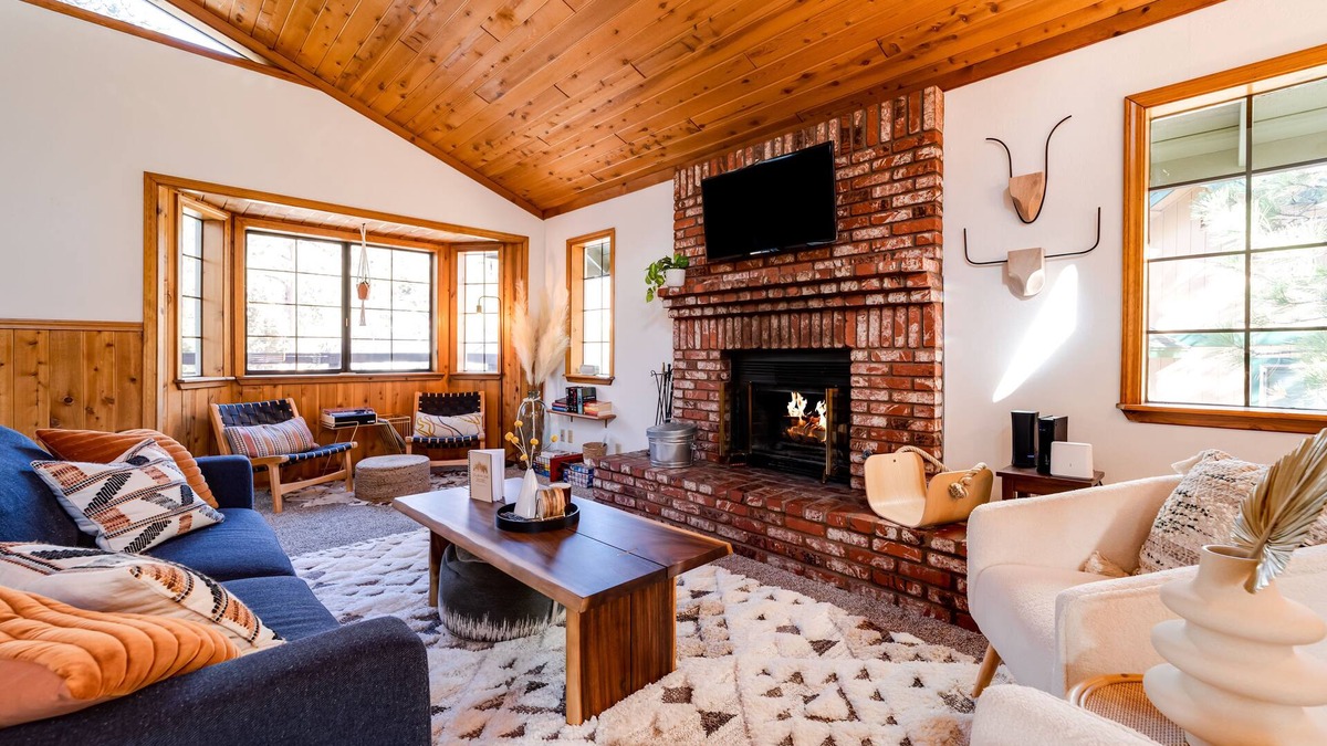 Fox Farm Cabin | Hot tub, bbq, 2 fireplaces, 5 mins to slopes & lake