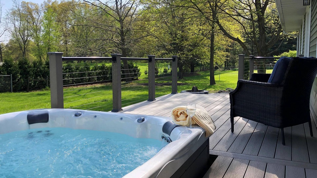 Middlebury House | HOT TUB|Beauitiful Backyard Oasis|Newly Renovated