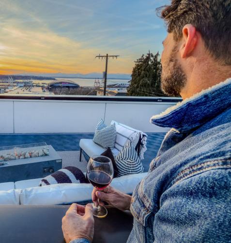North Beacon Hill Apartment | Hot Tub - Best Views - Near Stadiums!