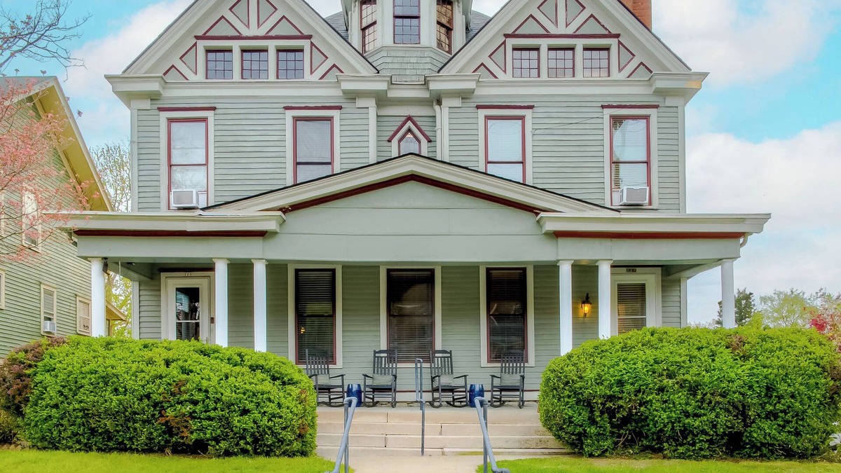 Frankfort House | HOT TUB ~Bourbon Duplex ~ 5mins to Buffalo Trace/Walking distance to downtown