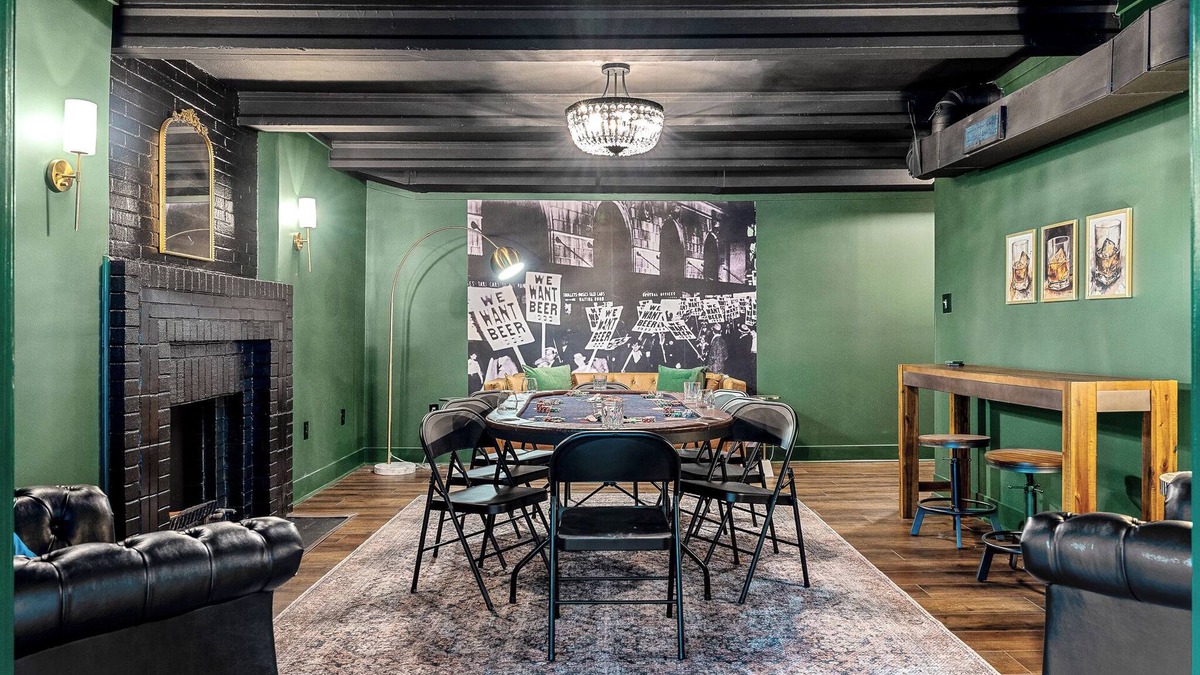 Shelbyville House | Hot Tub | Bourbon Trail | Poker Room | Game Rm