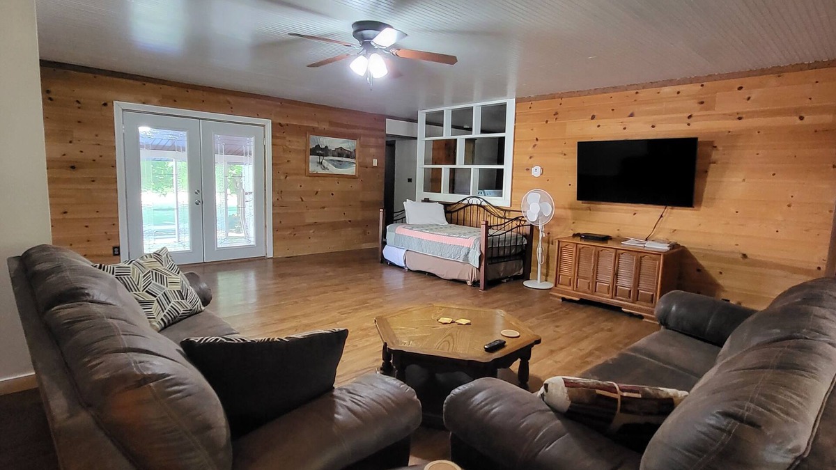 Hardin County House | Hot tub by Garden of the Gods; Shawnee National Forest, Illinois Ozarks