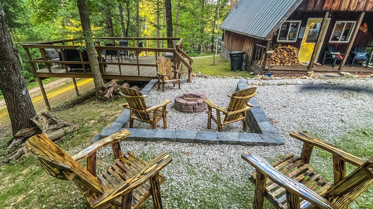 Wellington Cabin | HOT TUB - cabin/cave run near RRG