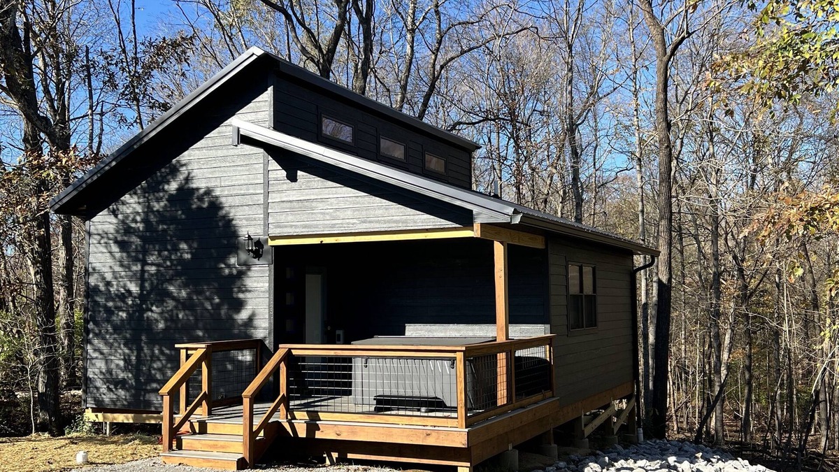 Carbondale Cabin | Hot Tub Cabin- In the Heart of Shawnee Wine Trail