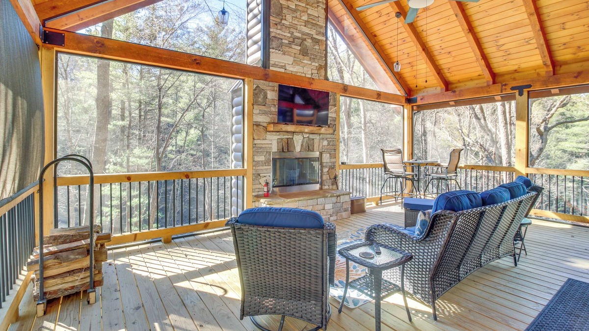 Walnut Mountain Cabin | Hot Tub & Creek View: Cabin ~ 6 Mi to Ellijay!
