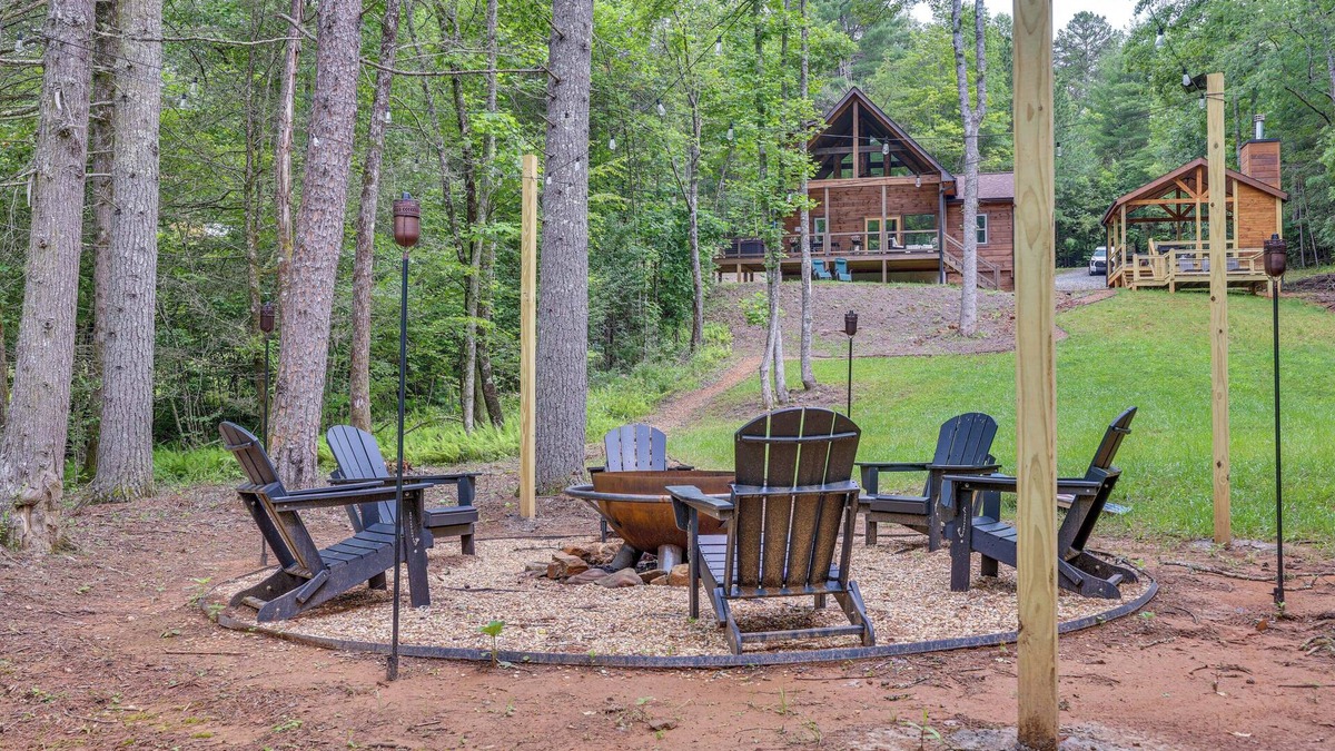 McCaysville Cabin | Hot Tub & Deck: Riverfront McCaysville Cabin!