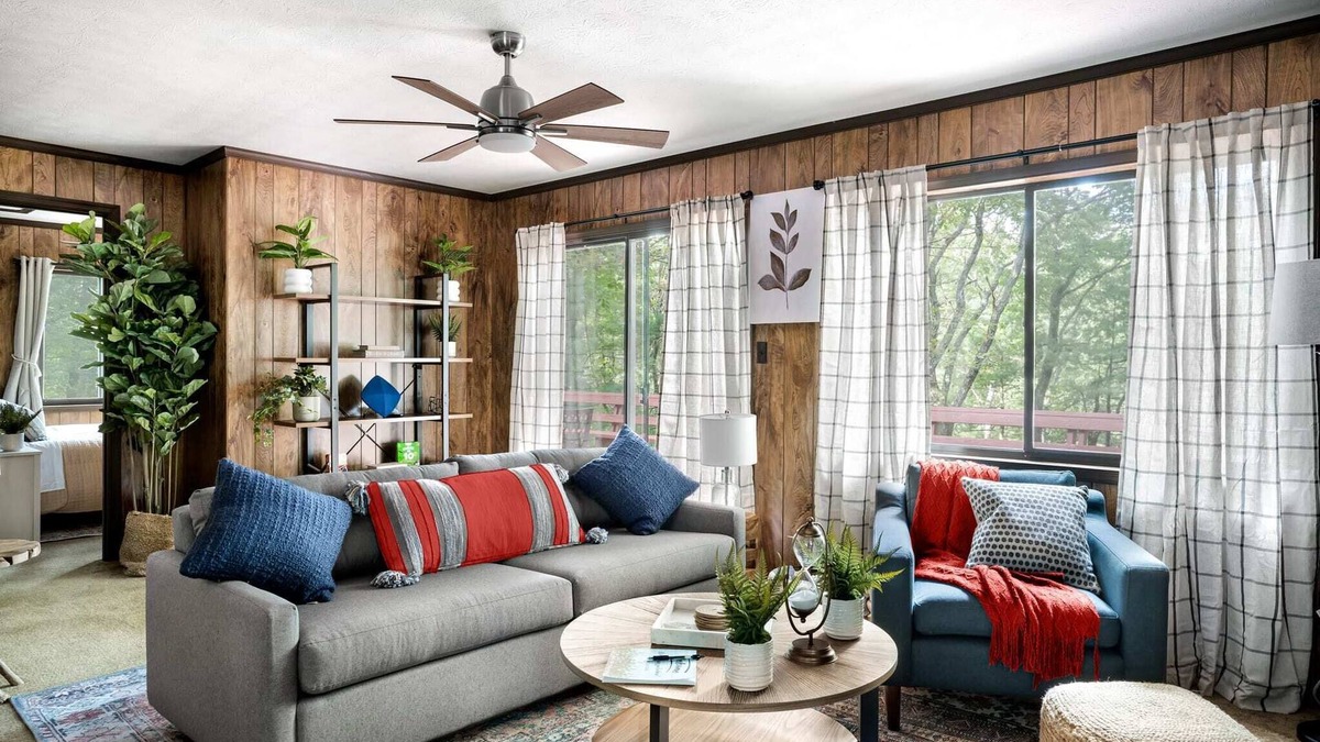 Bergton Cabin | Hot Tub, Deck, Screened Porch, Fire Pit, & WiFi