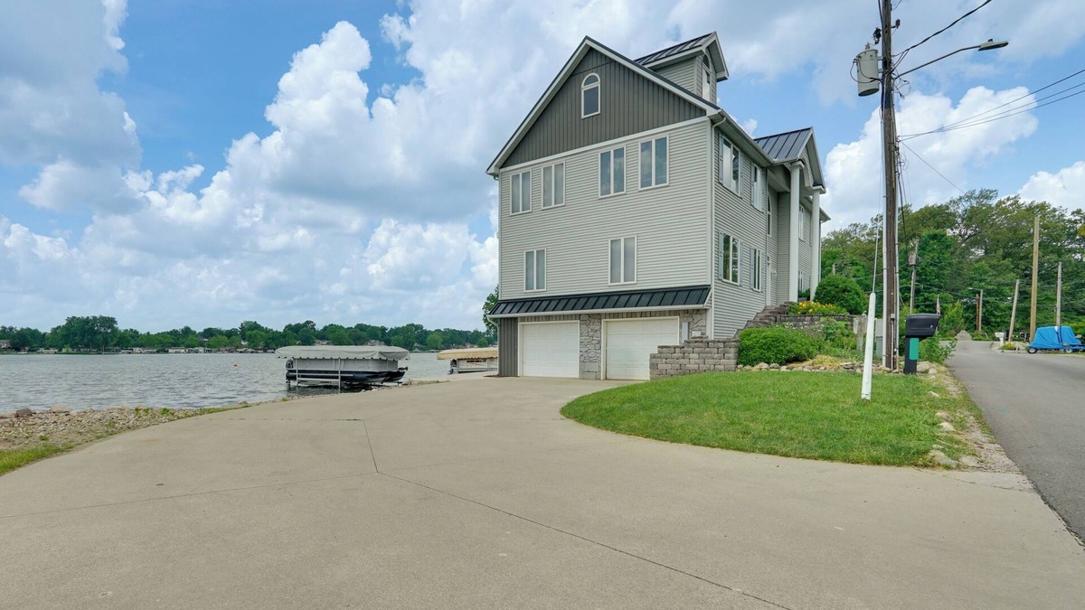Hamilton House | Hot Tub & Dock: Waterfront Lake Hamilton Home