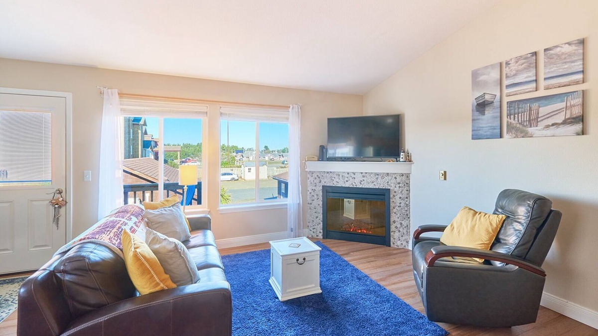 Long Beach House | Hot Tub, Dogs OK, Modern, Walk to beach/town (Trail)