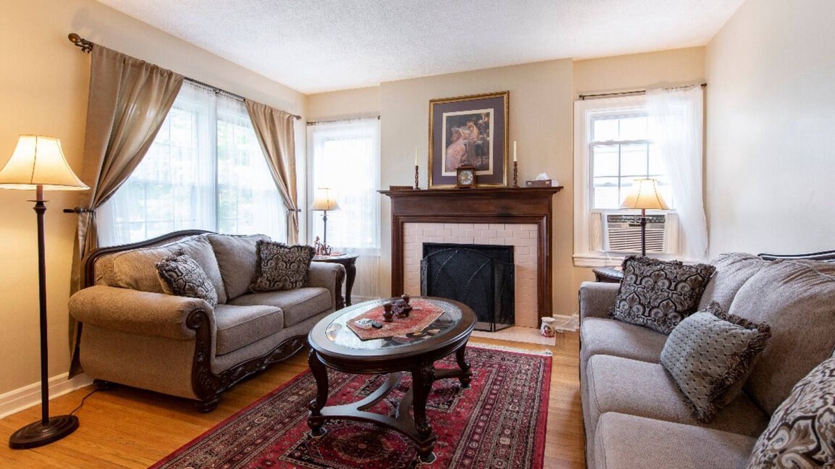 Audubon House | Hot tub, Downtown, Zoo, Expo Center, Conv Center, Chuchill downs—3BATH*7BED