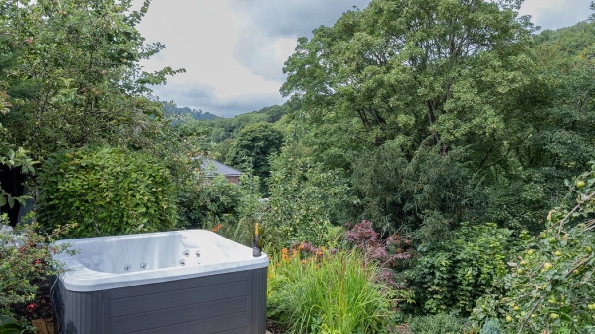 Llangollen House | Hot Tub Escape Stunning Scenery Large 4BR Home