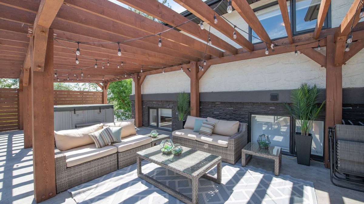 Vernon House | HOT TUB, Family friendly home with Lakeviews minutes away to SilverStar and Golf