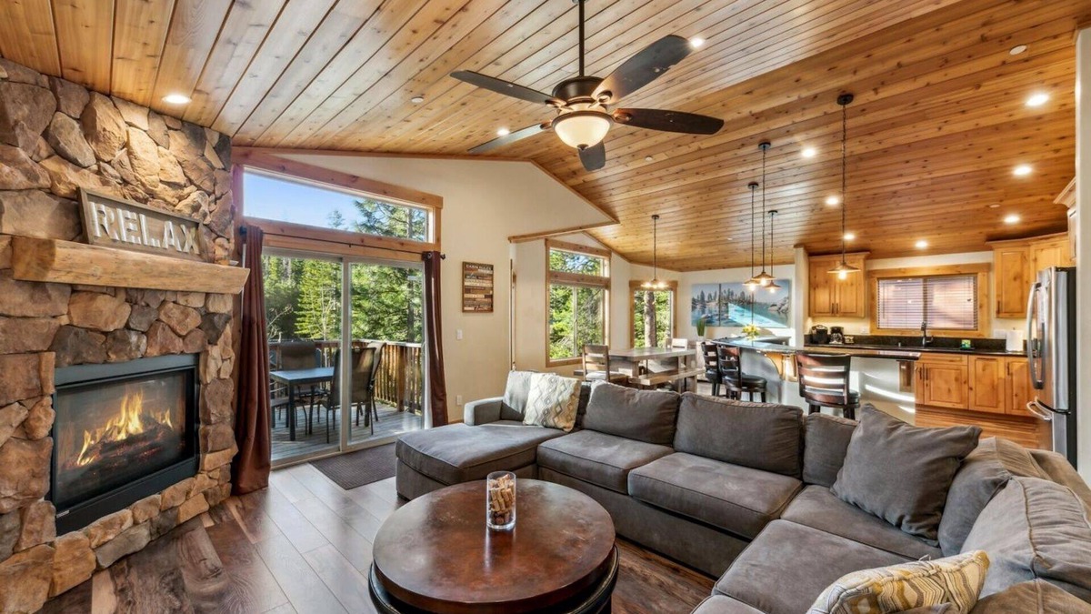 Tahoe Paradise Cabin | Hot Tub, Fire Place, Bunk Beds,Trails, Arcade Games, 8 Guests + Extra Kids 5 Yrs Old and Younger