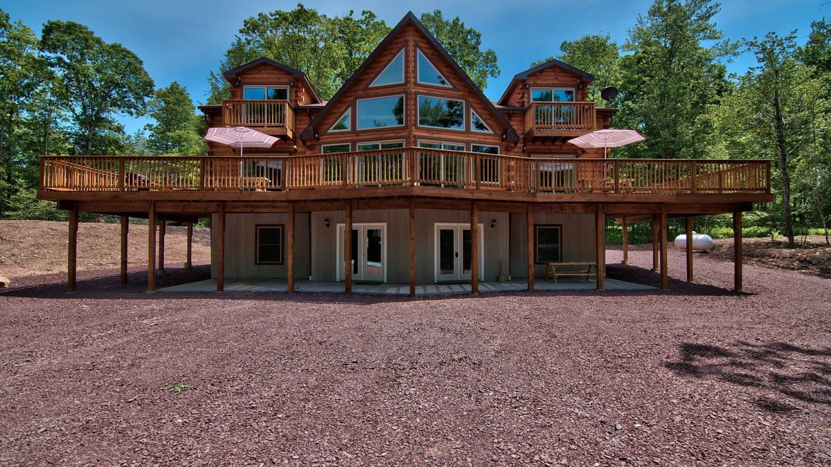 Hickory Hills House | Hot Tub Fire Pit/AC BSK CT 6000 Sq Ft Private WIFI FREE Tesla EV Charger/WIFI