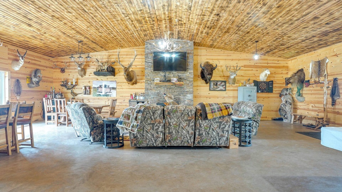 Fedora Cabin | Hot Tub & Fire Pit: Family Retreat in South Dakota