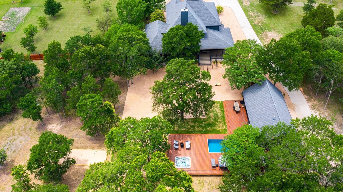Manor House | Hot Tub + Fire Pit + Game Room + Pool | Separate Guesthouse | Great 4 Gatherings