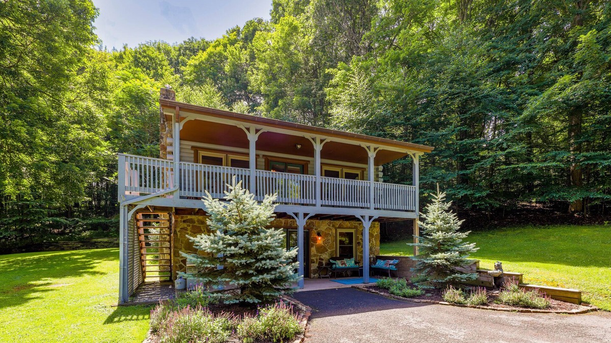 McHenry Cabin | Hot Tub Fire Pit Gas Grill Wood Stove Roku