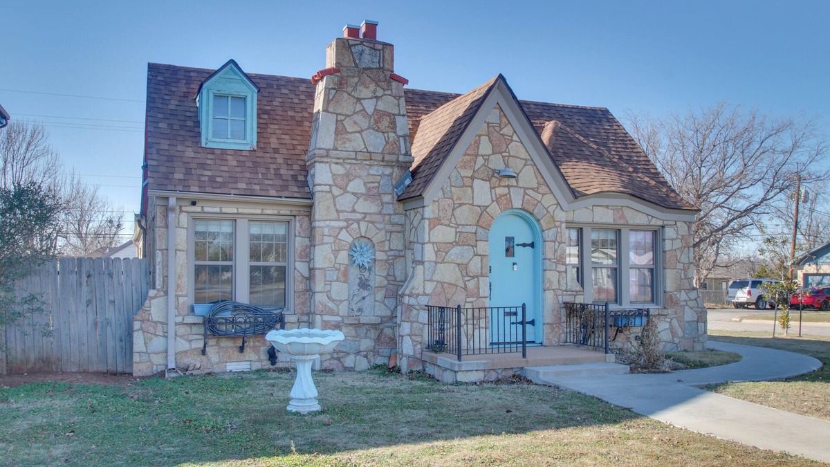 Lawton Cottage | Hot Tub, Fire Pit & Grill: Stone Cottage in Lawton