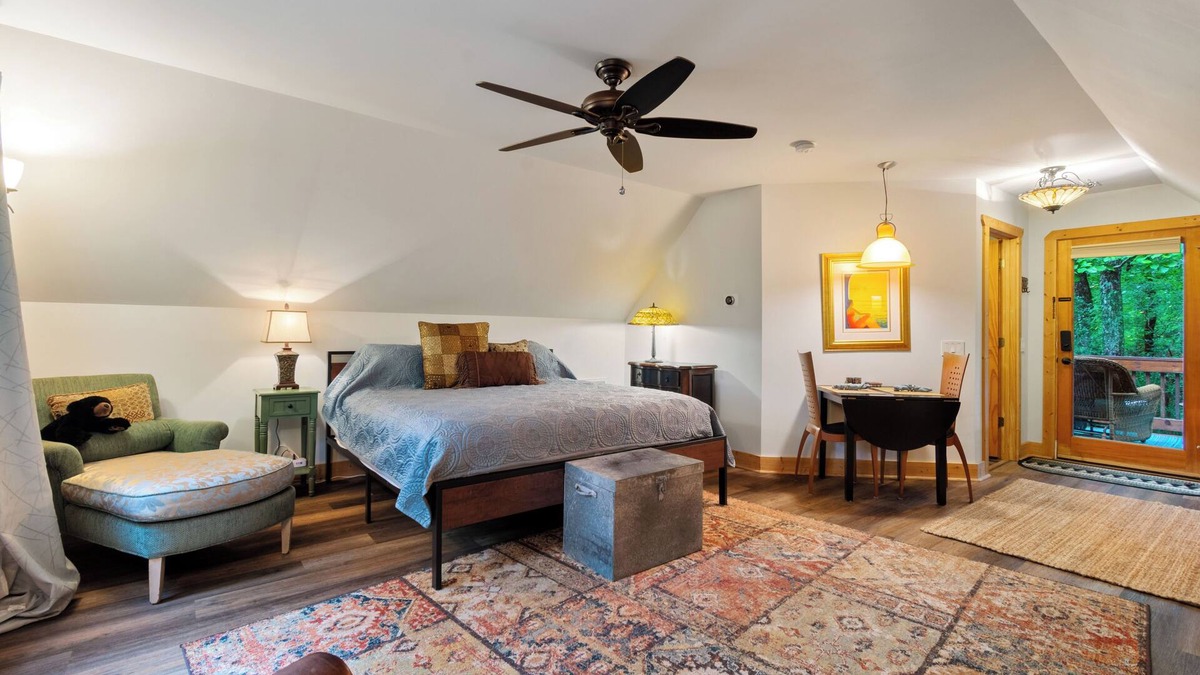 Dahlonega Cottage | ♨️Hot Tub🔥Fire Pit🛏️King🍔Grill🌲Deck🎦ROKU📧WiFi🐟Pond🍷Wineries🏞️Waterfalln