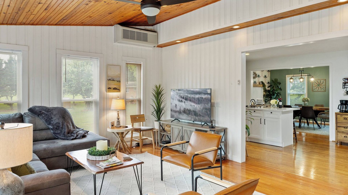 Elkin Cottage | Hot Tub - Fire Pit - Private Retreat - Near 20+ Wineries - Hiking/Biking Trails