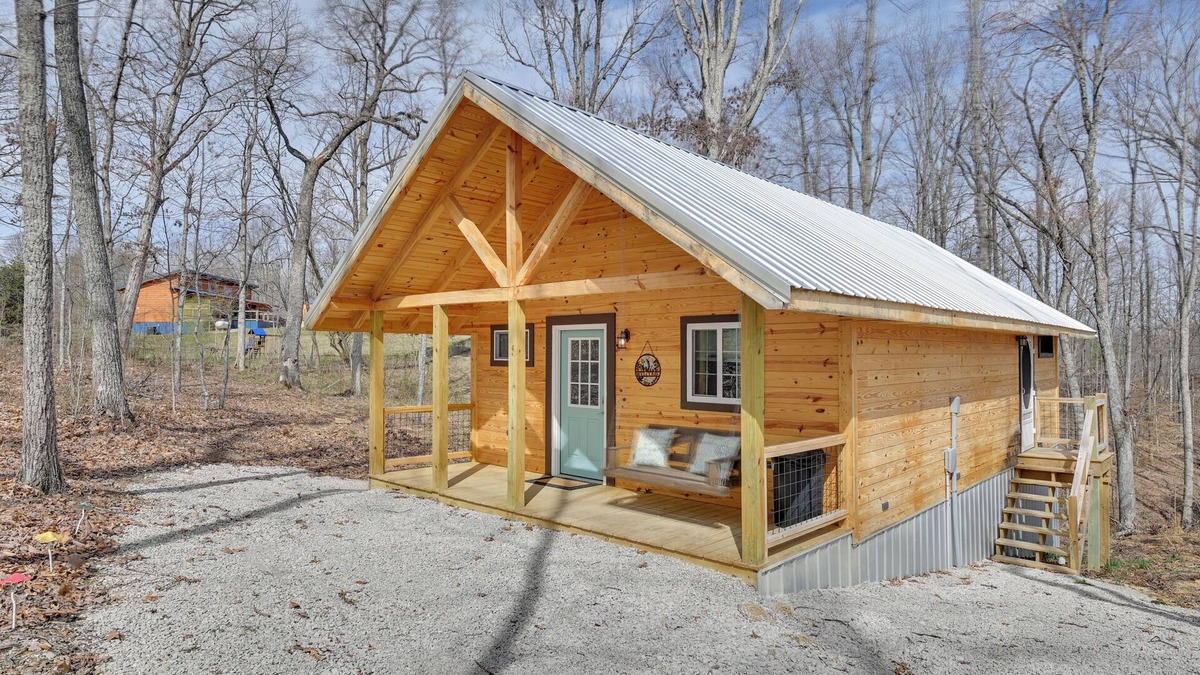 Frenchburg Apartment | Hot Tub & Fire Pit: Romantic Getaway in Frenchburg