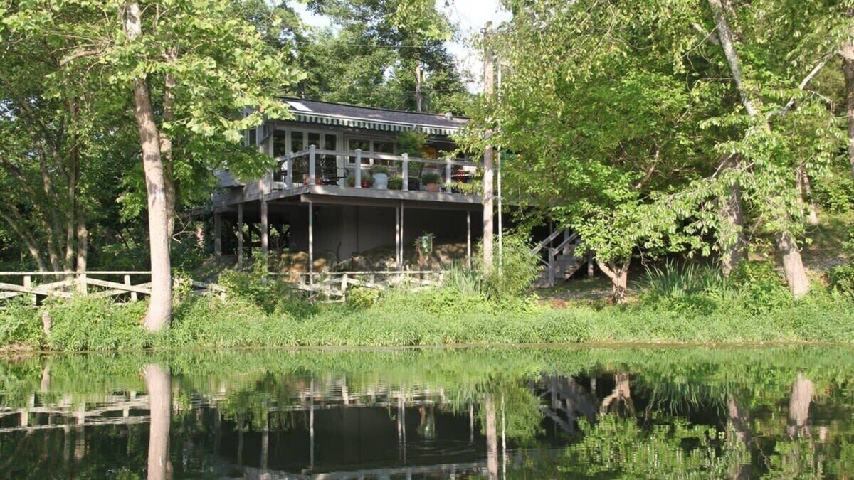 Eureka Springs Cabin | Hot Tub + Fire Pit + Secluded + 5 Minutes Eureka