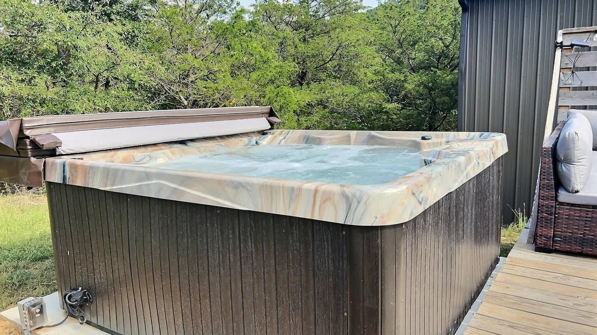 Eureka Springs Apartment | Hot Tub + Fire Pit + Close to Lake + Kayaks