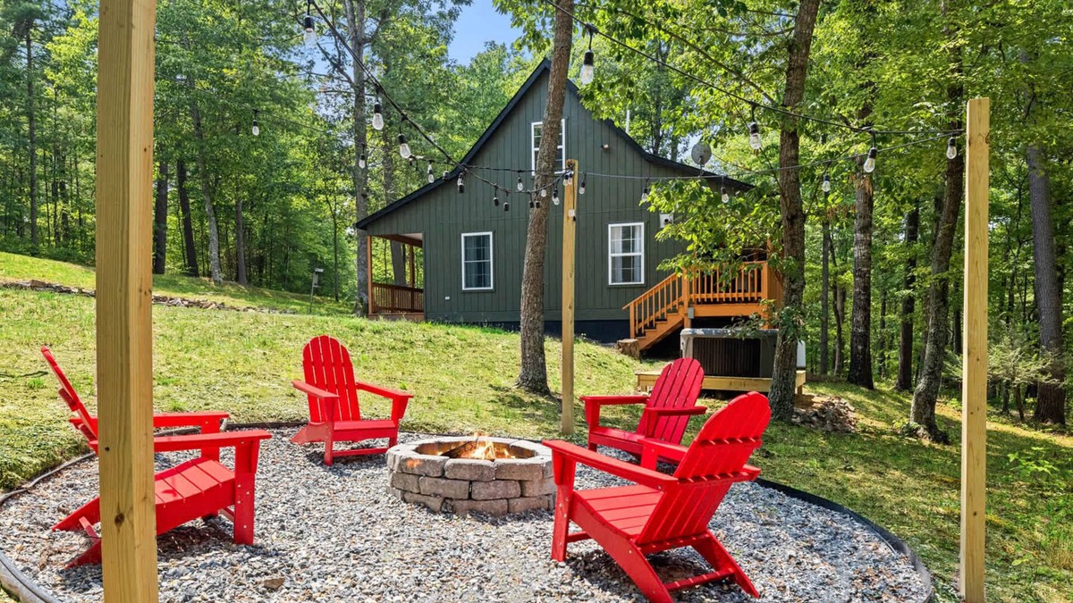 Mount Jackson House | Hot Tub, Fire Pit, Grill, Screened Porch & WiFi