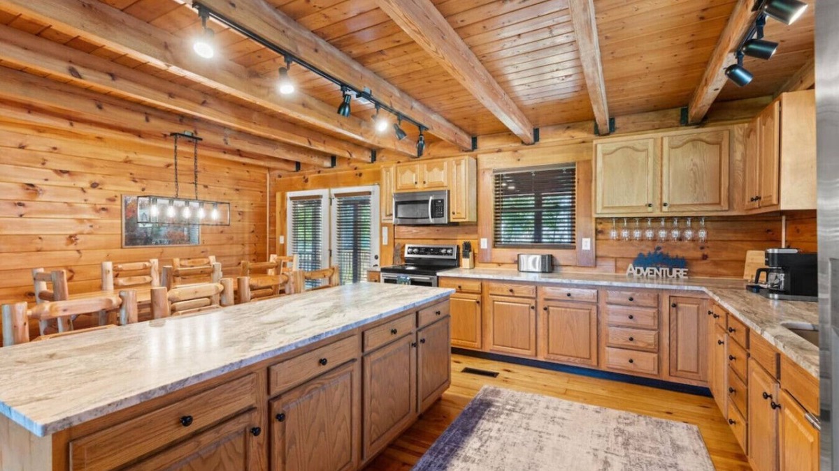 Stanton Cabin | Hot Tub, Fire Pit, WiFi, EV Charger | Biggie cabin near Red River Gorge, KY!