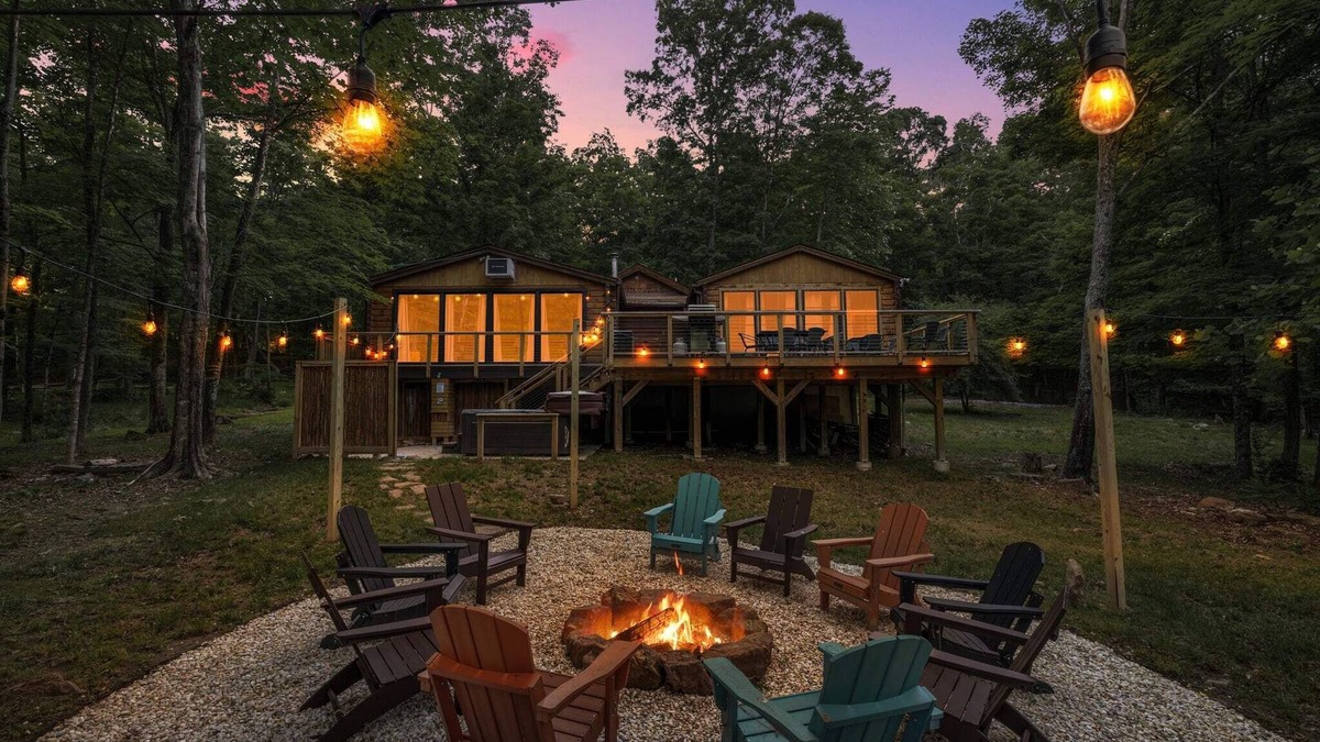 Berkeley Springs Cabin | Hot Tub, Firepit, Grill, Wifi near Golf & Hiking