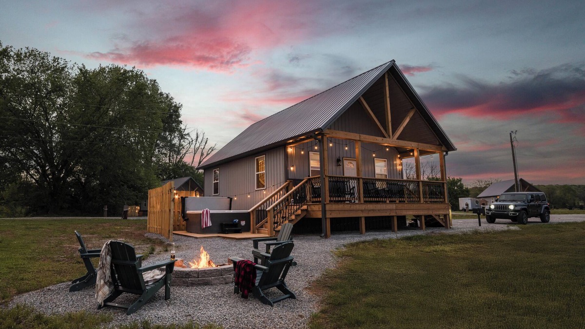 Bakerton Cabin | Hot Tub & Firepit~20 Min Lake Cumberland~Family Friendly~River Boat Ramp