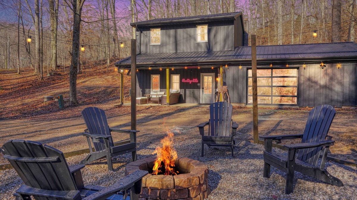 Laurelville House | Hot Tub~Firepit~Axe Throw~Near Ash, Old man’s cave, Cedar falls