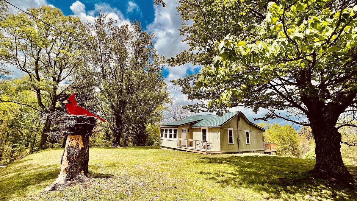 Edmond House | Hot Tub. Firepit. Game Room. Pet Friendly. 11 Acre Retreat.