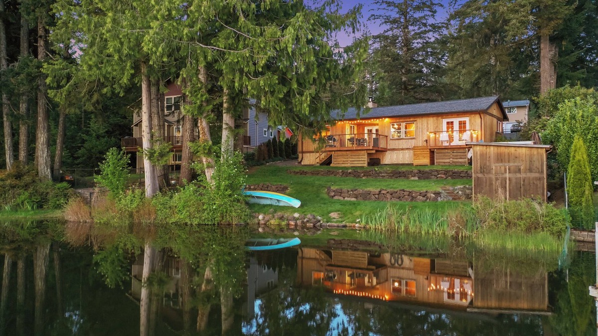 Belfair Cabin | Hot tub, firepit, kayak - all seasons lakefront comfort and fun near Hood Canal
