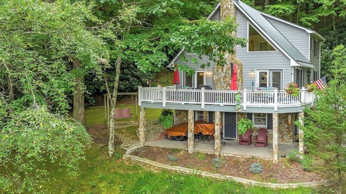 West Jefferson Ski Chalet | Hot Tub + Fireplace = The Perfect Sept Getaway @ The 19th Hole