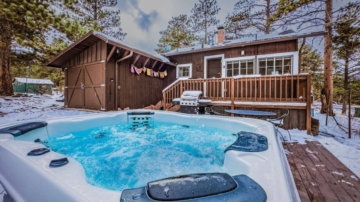 Estes Park Cabin | Hot tub & fireplace! Historic cabin near Natl Park