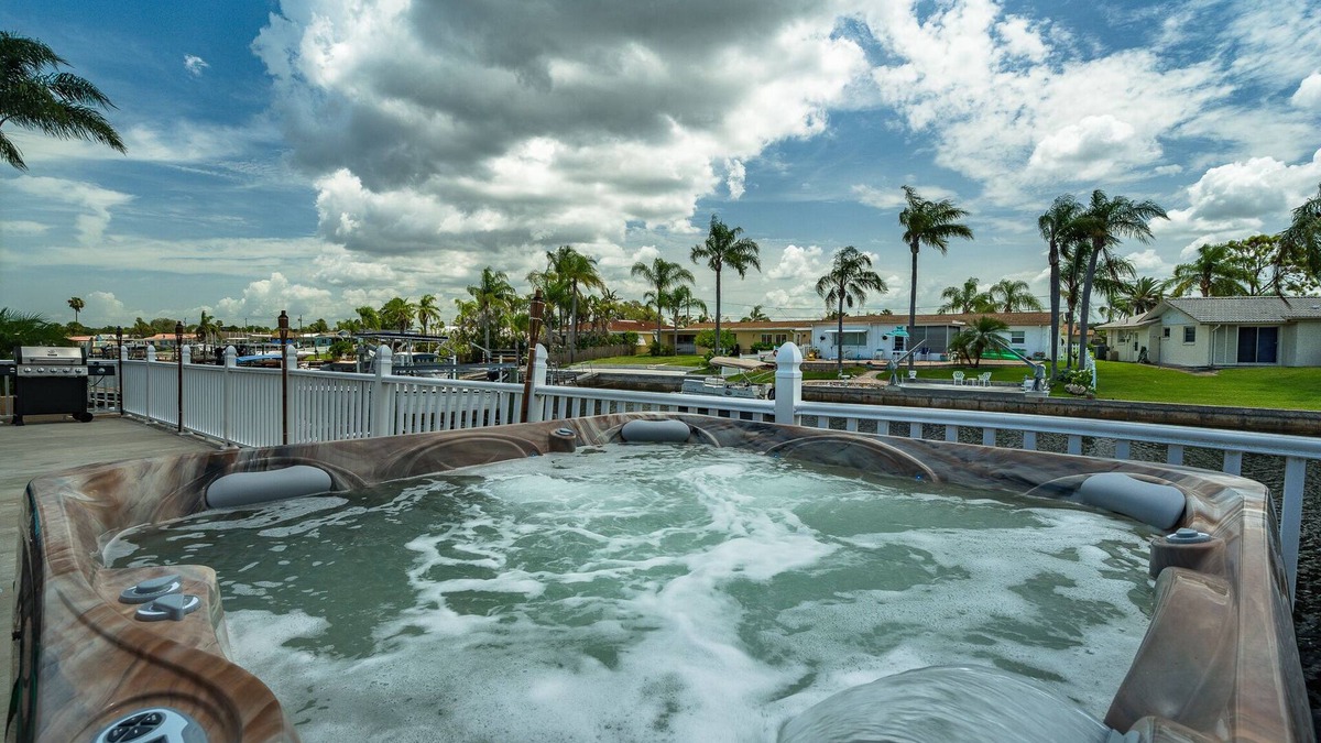 Flor-a-mar House | Hot Tub for 6, Canal Front/Boat dock, Fishing, Kayaking, nearby Beach