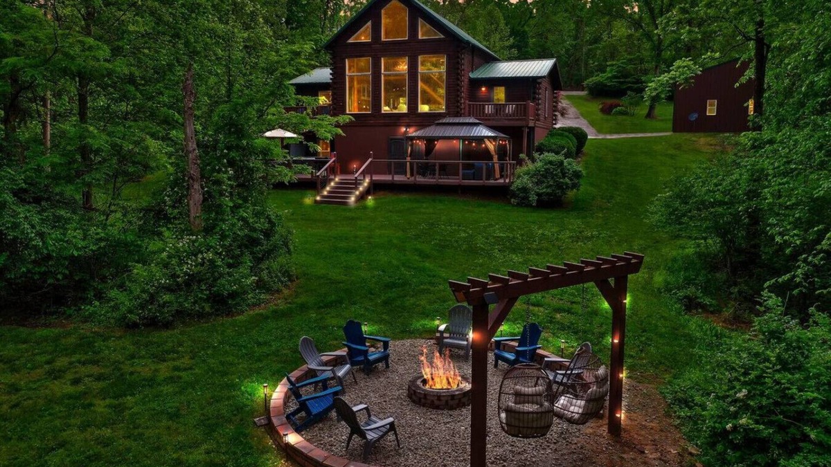 Logan Cabin | Hot Tub Game Room Golf Simulator Cozy Cabin in Hocking Hills