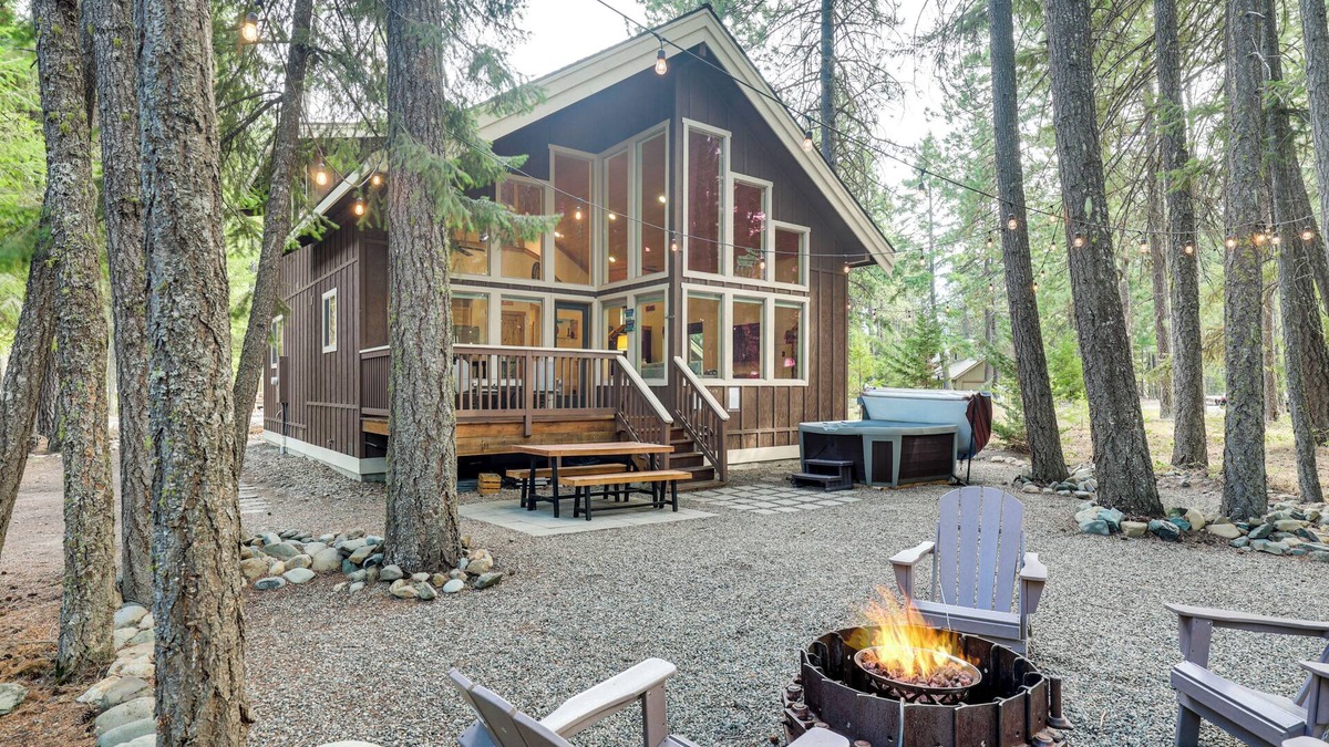 Ronald House | Hot Tub & Game Room: Ronald Retreat 2 Mi to Lake!