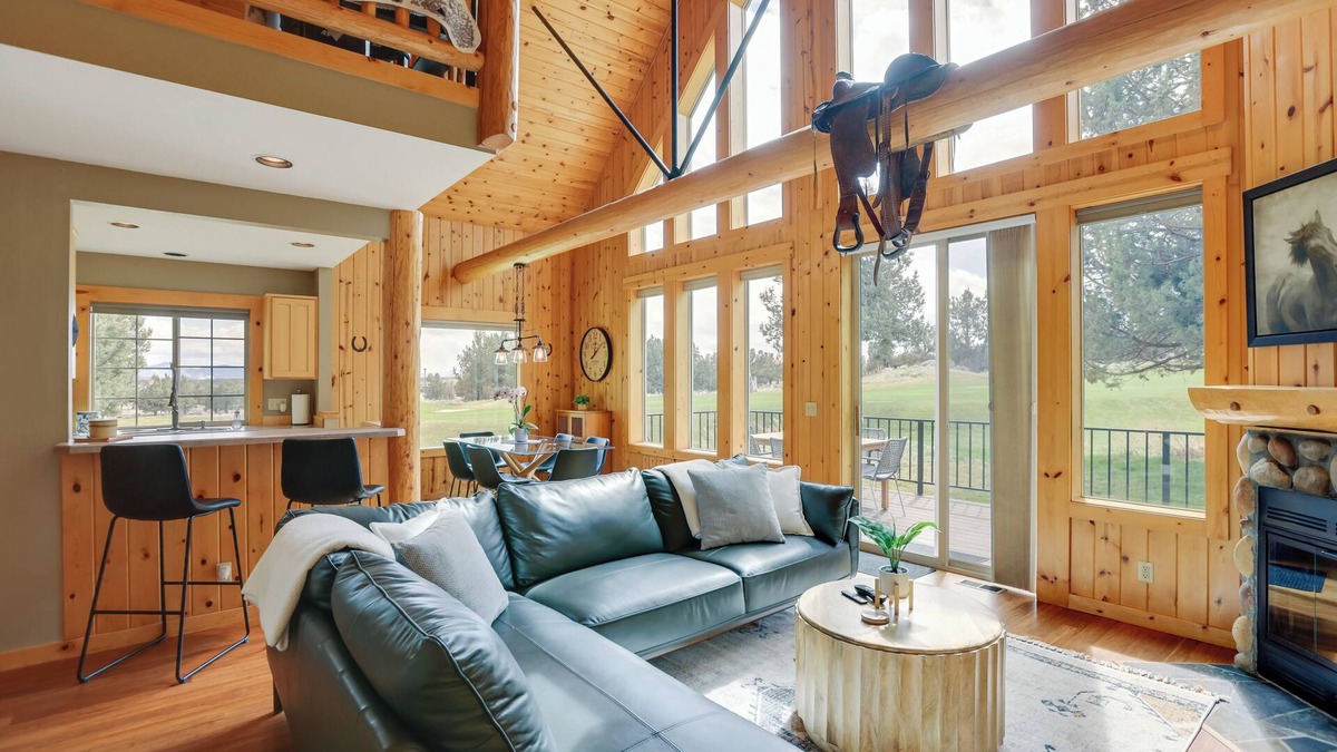 Redmond Cabin | Hot Tub + Golf View: Eagle Crest Resort Escape!