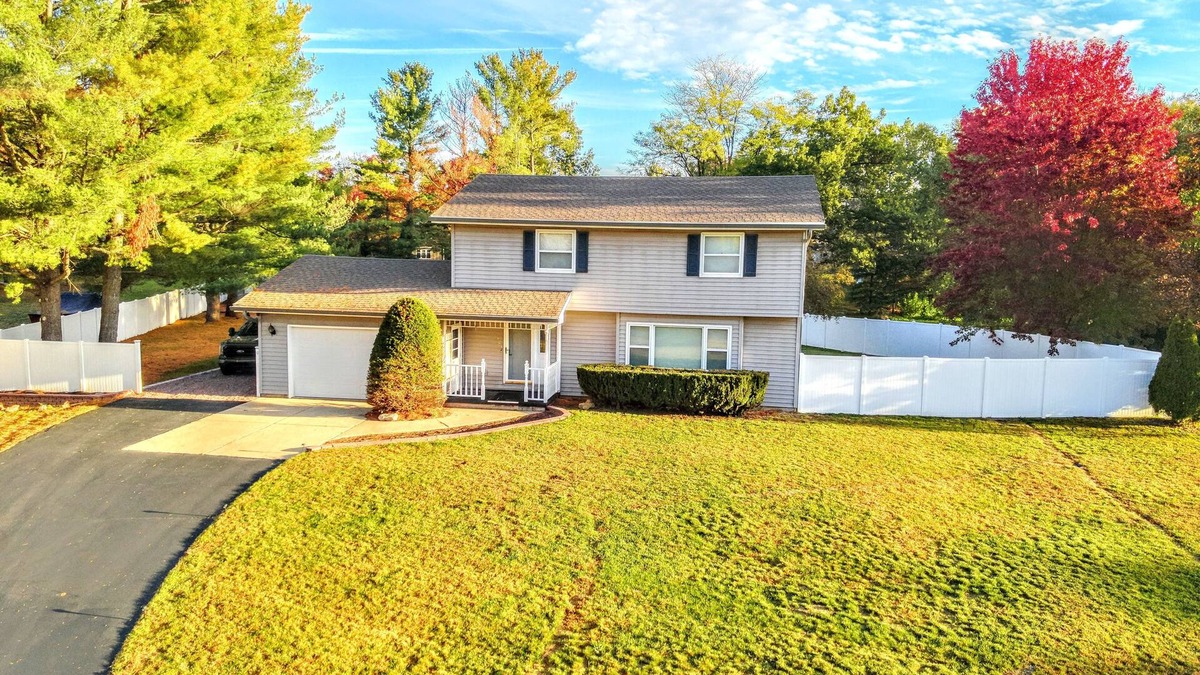 Spring Green House | Hot Tub/Golfing/King Bed @ The Hemlock