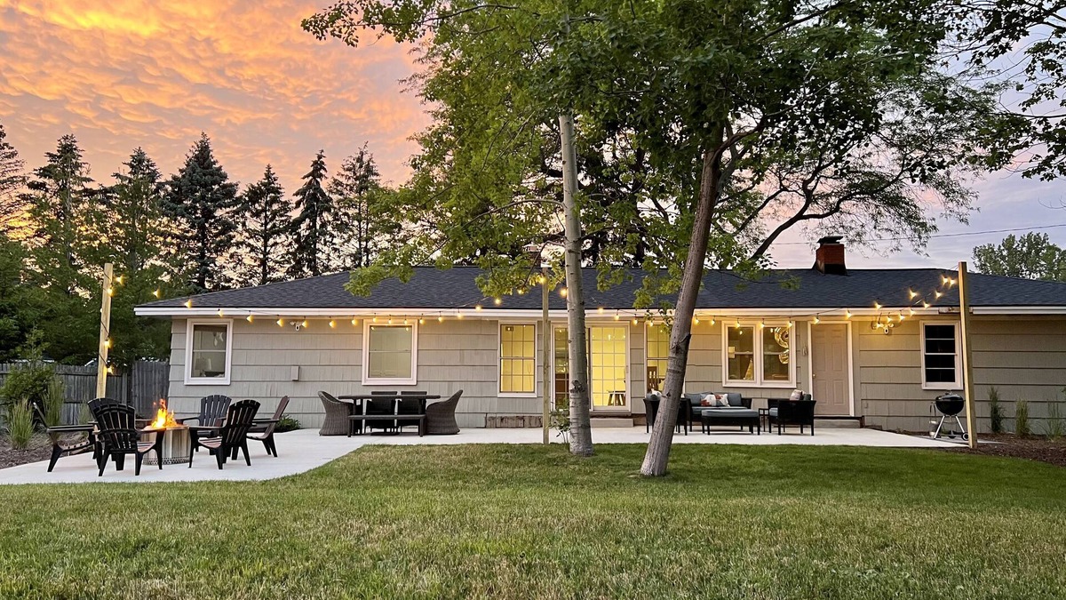 Ferrysburg House | Hot Tub - Grand Haven - Spring Lake Front Home with Private Beach