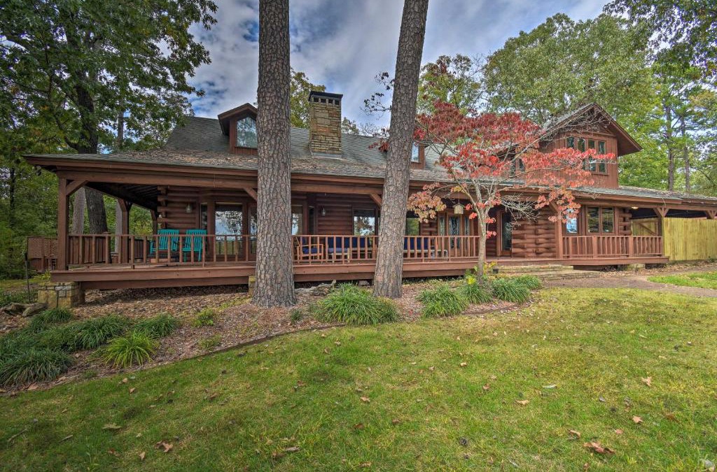 Piney House | Hot Tub, Grill Hilltop Log Cabin in Hot Springs!
