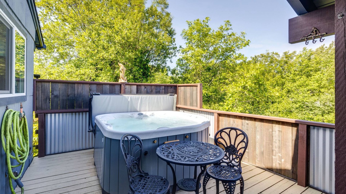 Waldport House | Hot Tub, Grill & Views: Waldport Getaway!